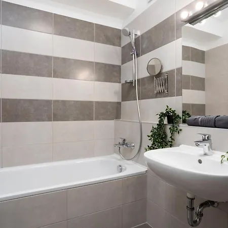 Atrium With Free Parking And Ac Budapest
